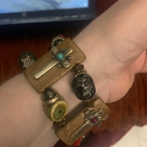 Unique bracelet that goes with so many outfits! - Picture 1 of 4